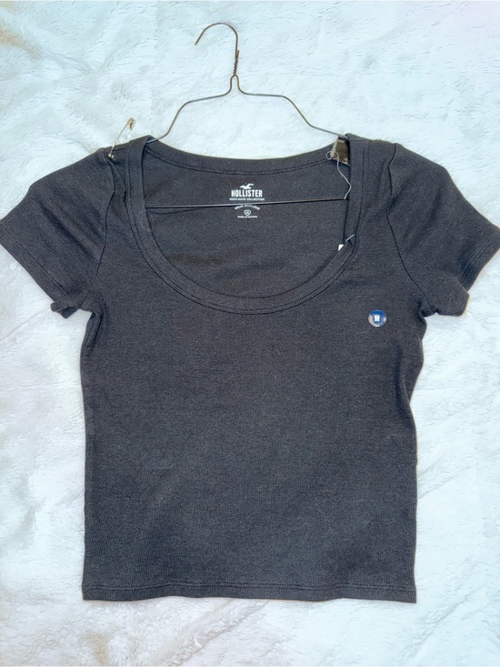 Hollister Tops - Hollister Women's Scoop Neck Short Sleeve crop top